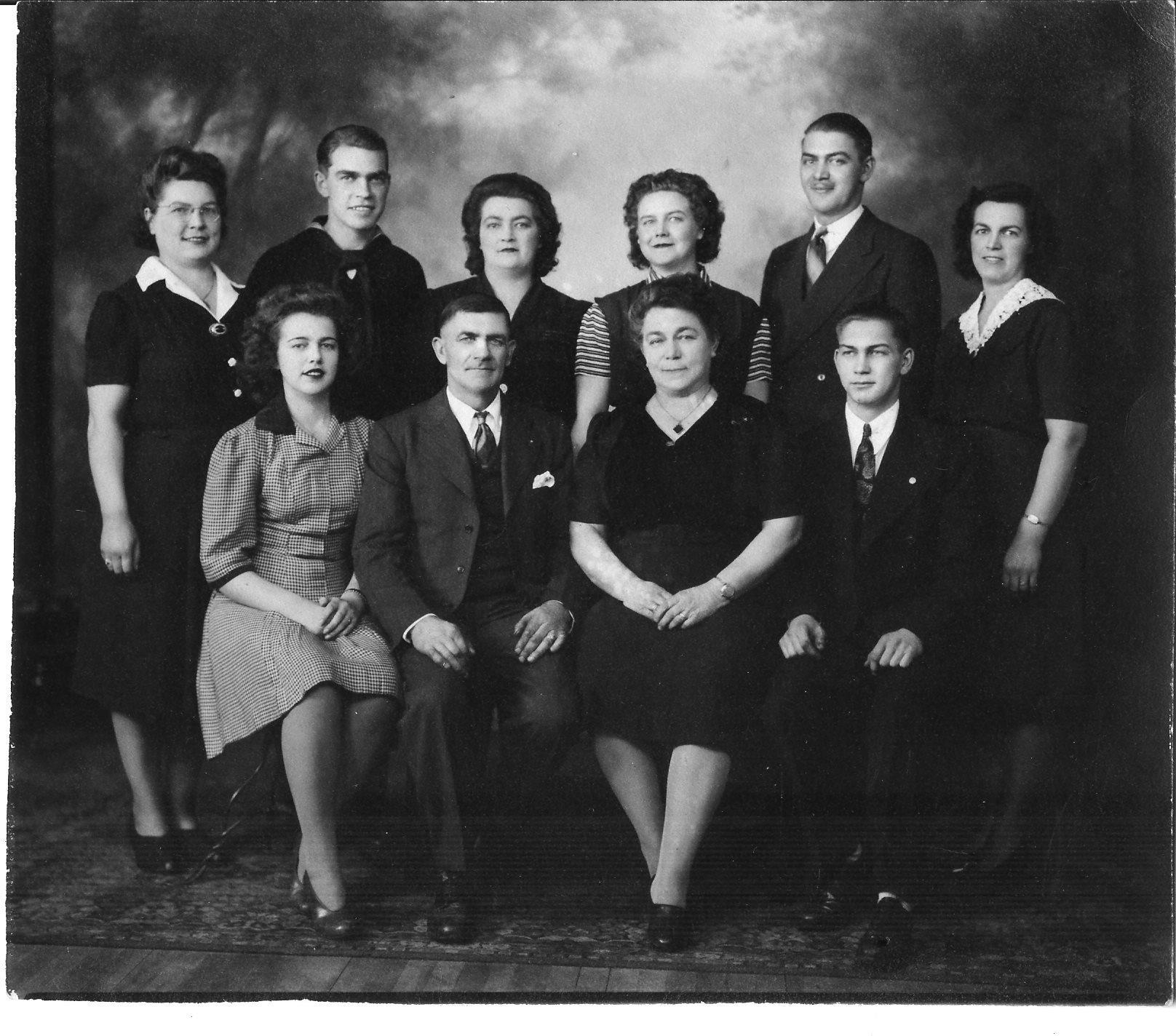 1942 - Ben & Marie Larson family Brainerd, Minnesota, USA. My father Mervin Larson is seated front row right