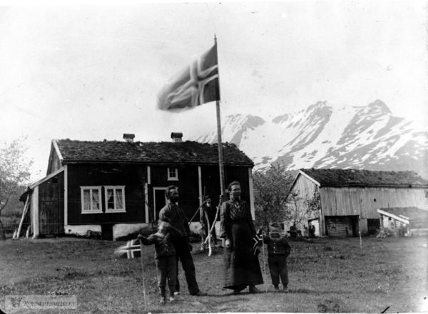 Skeidsvoll, Tresfjord. Tunet er fra rundt 1860. *** Local Caption *** Personene er f.v: Agnar, Hans, Sørensen *(i bakgrinnen) Johanna og Sverre Skeidsvoll.